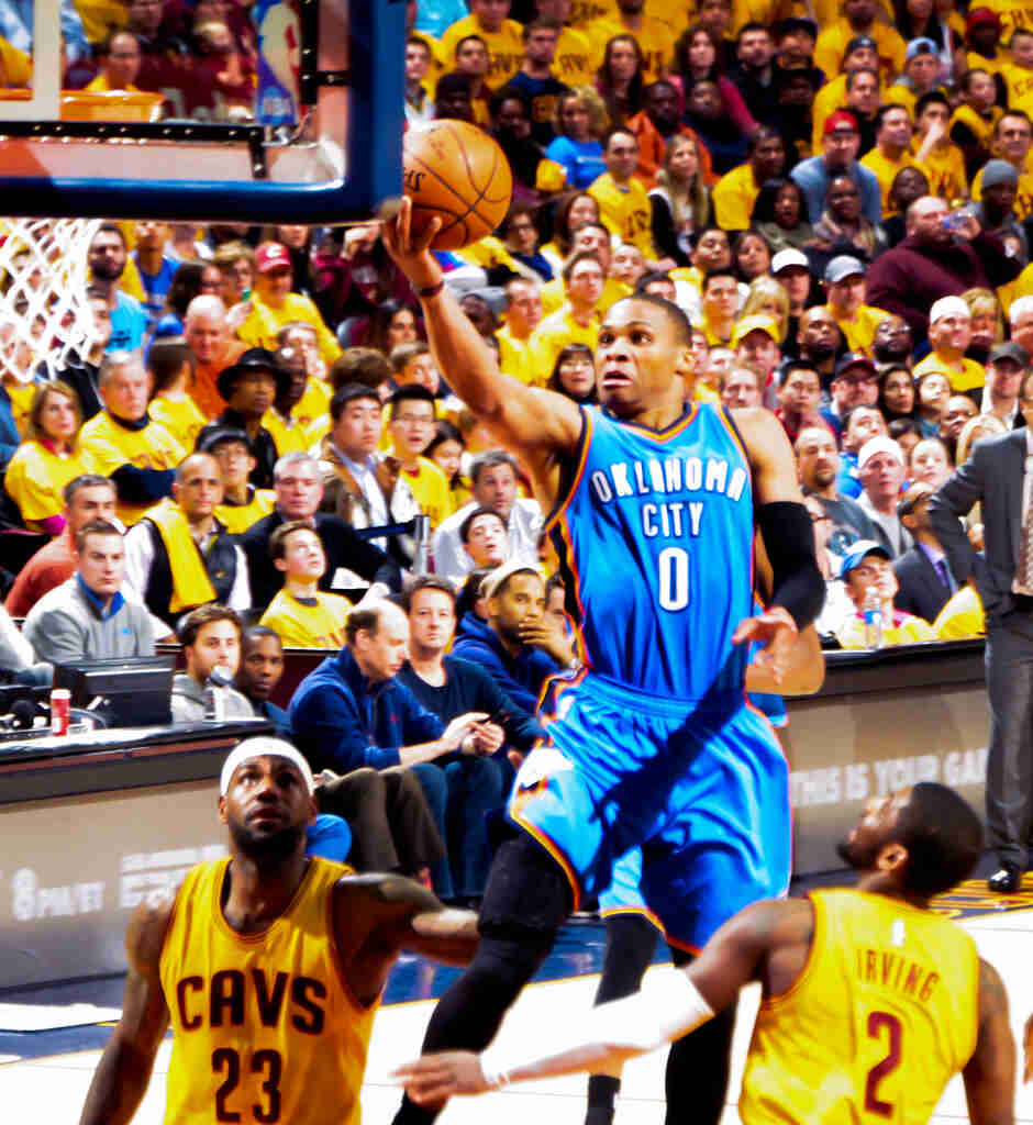 Jogador Russell Westbrook do Oklahoma City marcando uma cesta