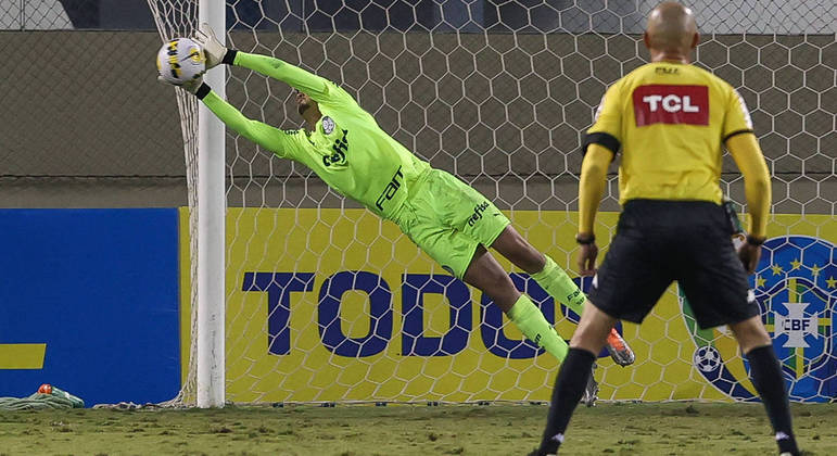 Goleiro defendendo uma bola