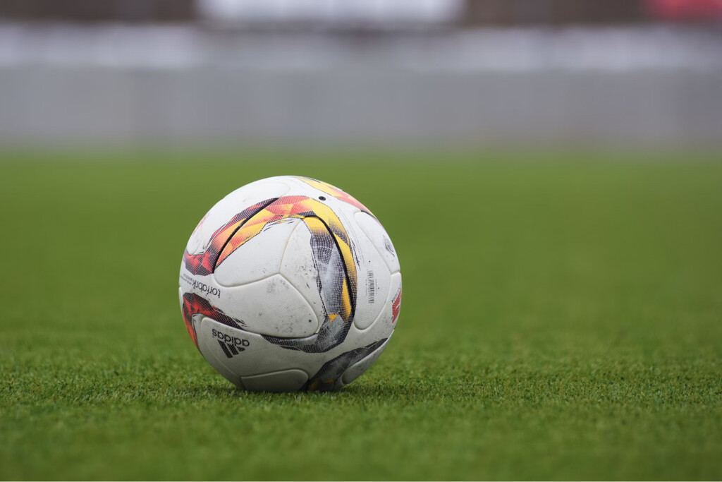 bola de futebol no gramado de algum dos campeonatos estaduais