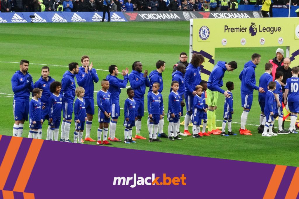 Equipe do Chelsea alinhada para o início de uma partida da Premier League