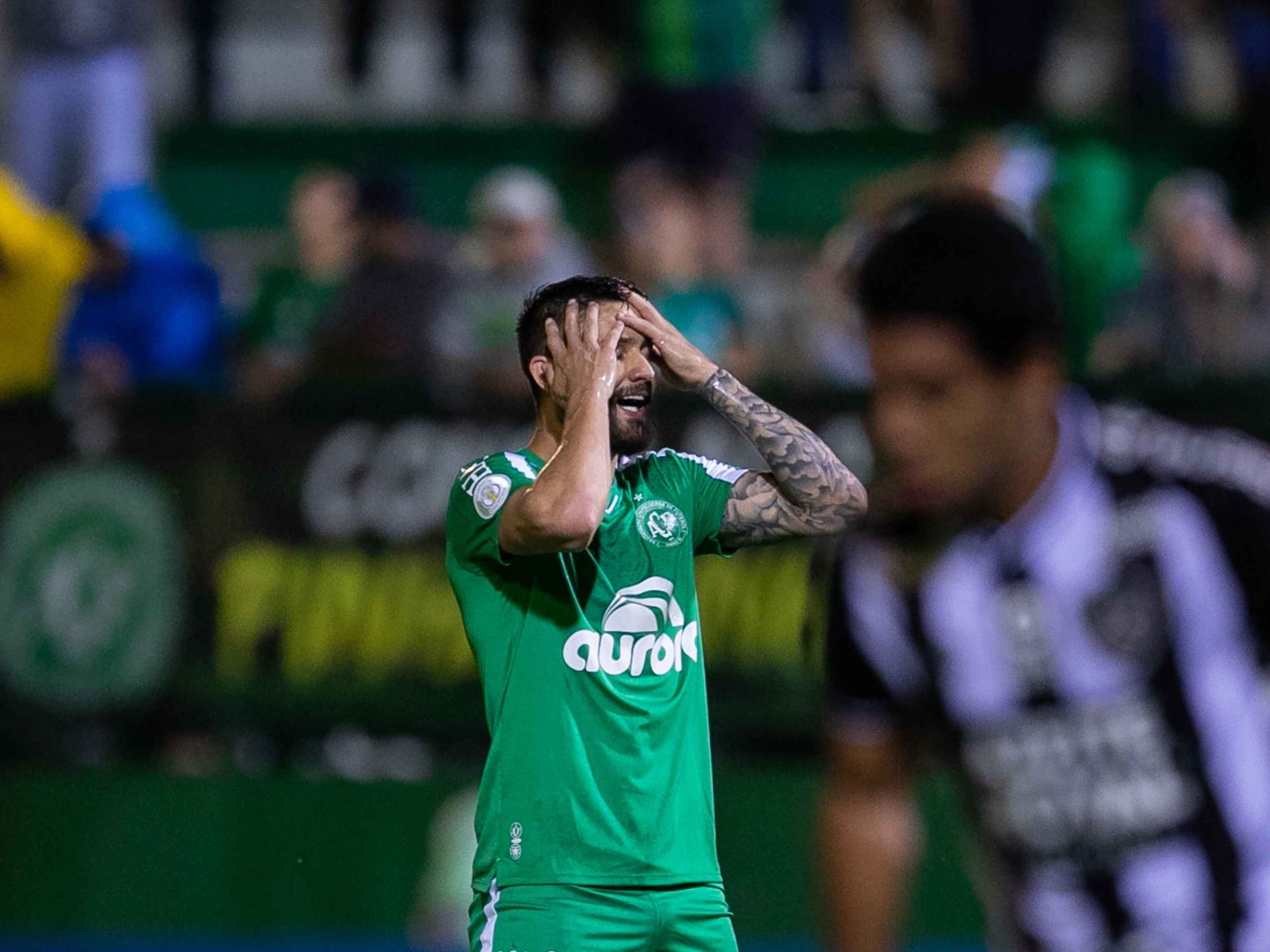 Jogador da Chapecoense chorando em campo