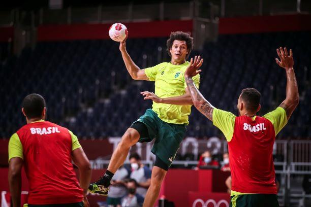 Jogador de handebol fazendo um arremesso 