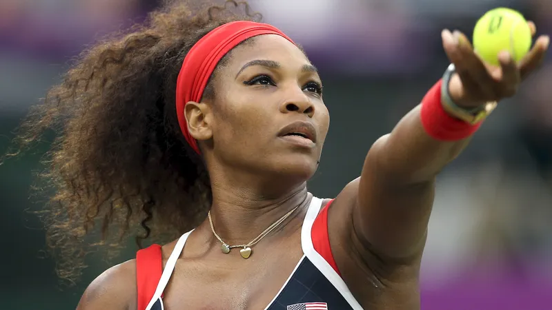 Serena Williams segurando uma bola de tênis - Foto: Getty Images