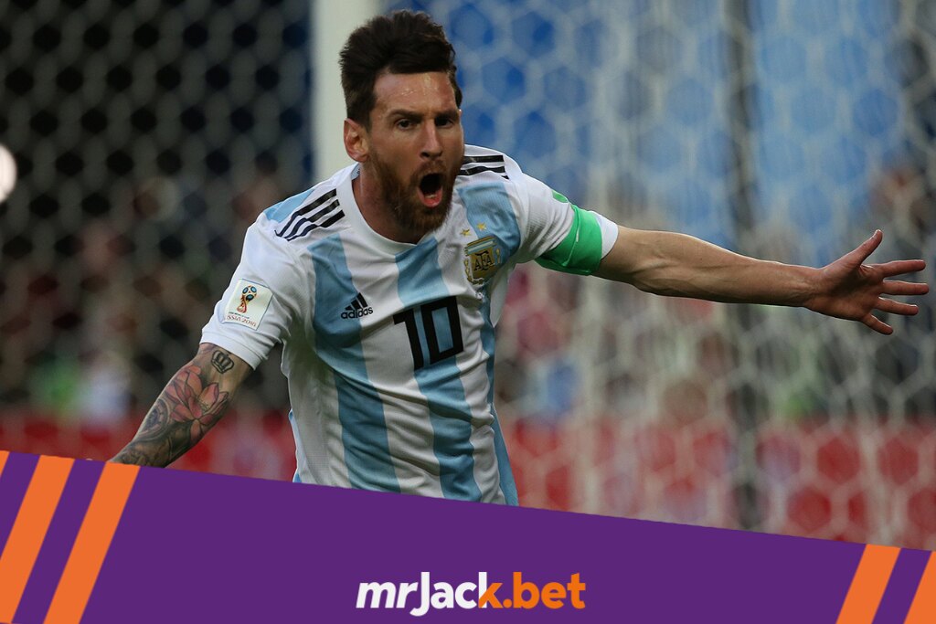 Messi, com braços abertos, uniforme da seleção argentina, e braçadeira de capitão, comemorando um gol durante partida