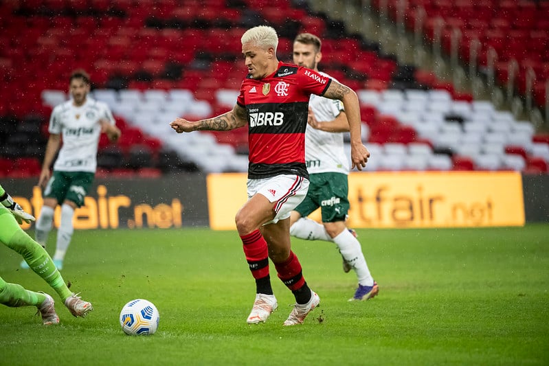 Pedro em ação pelo Flamengo durante a partida contra o Palmeiras no Campeonato Brasileiro de 2021 (Foto: Alexandre Vidal/Flamengo)