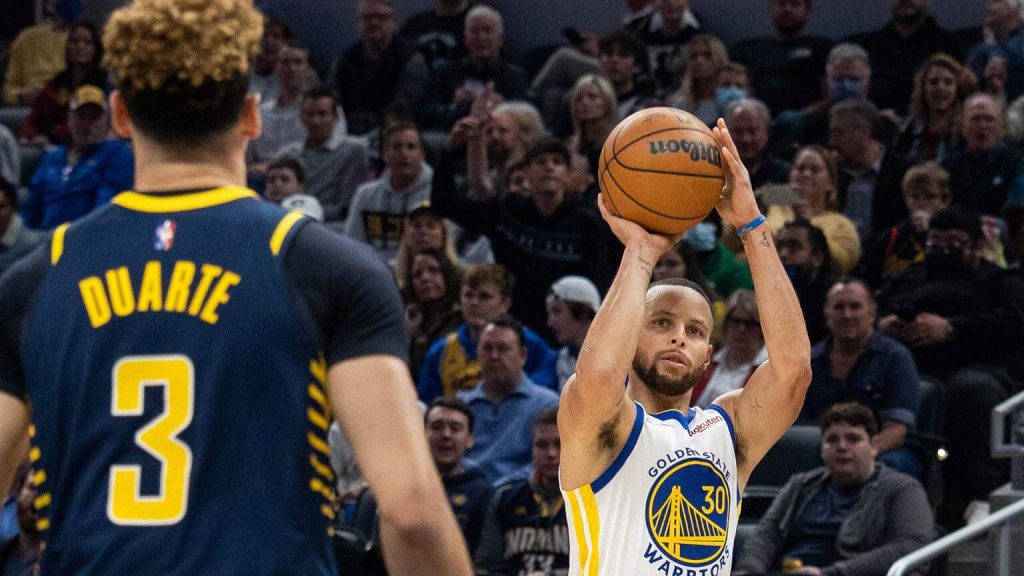 Jogador de basquete arremessando uma bola