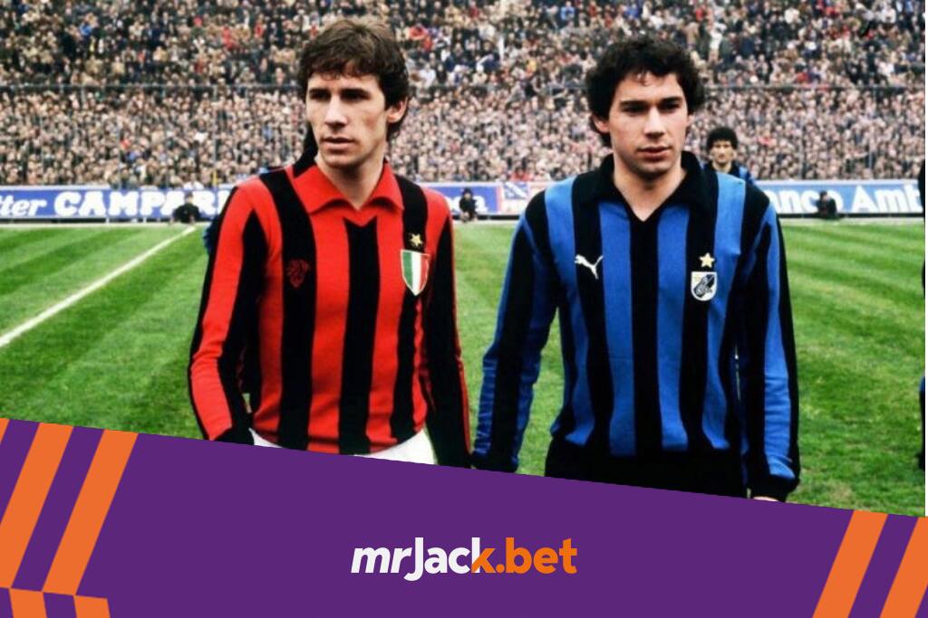 Jogador da Inter de Milão, usando uniforme de cor azul e preto, ao lado de jogador do Milan com uniforme vermelho e preto.