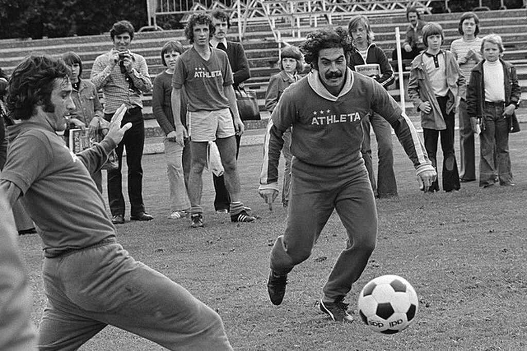 rivelino, um dos capitães da seleção brasileira, jogando bola com outros jogadores em campo