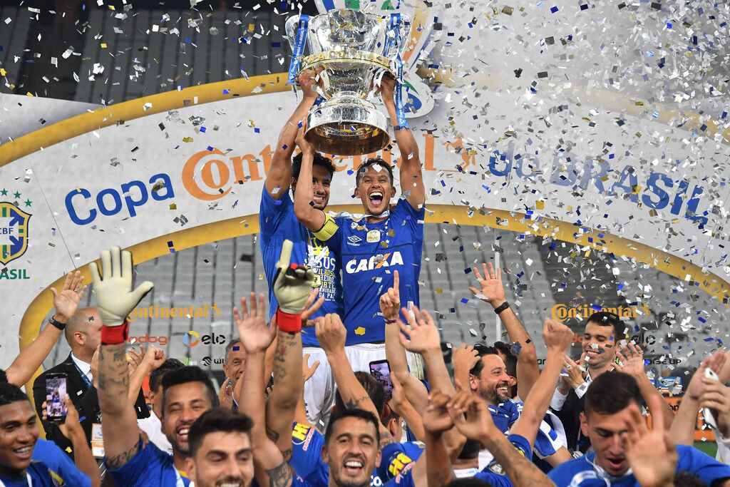 Jogadores do Cruzeiro levantando a taça da Copa do Brasil de 2018