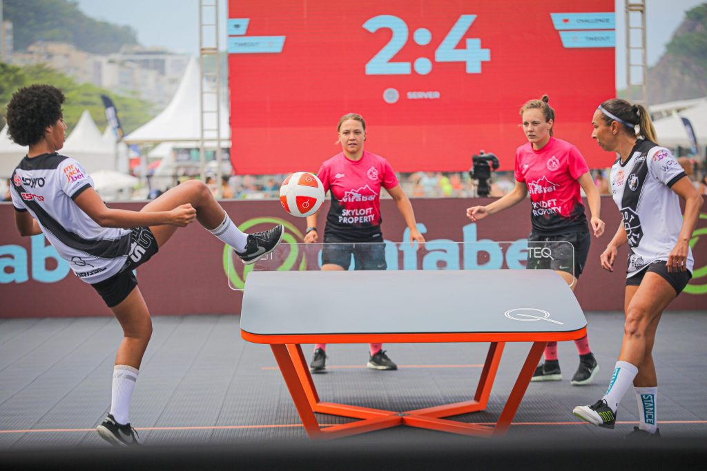 Jogo de Teqball com equipe Vascaína