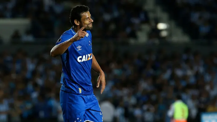 Jogador Fred Guedes atuando pelo Cruzeiro em jogo válido da Copa do brasil