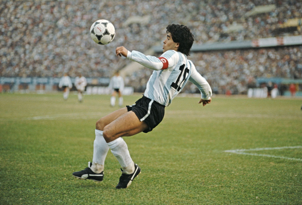 Diego Maradona em campo com a camisa da Argentina - Foto: David Cannon / Getty Images