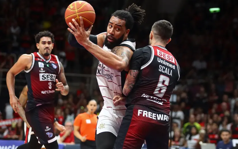 Jogadores de basquete em uma quadra