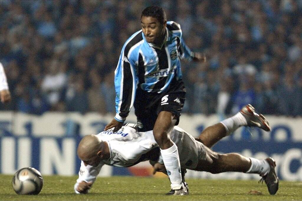 Jogador Roger Machado atuando com a camisa do Grêmio em um jogo da Copa do Brasil