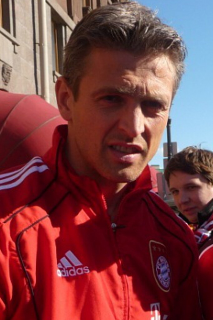 Jogador de futebol Hans-Jörg Butt vestindo uniforme vermelho do Bayern de Munique.