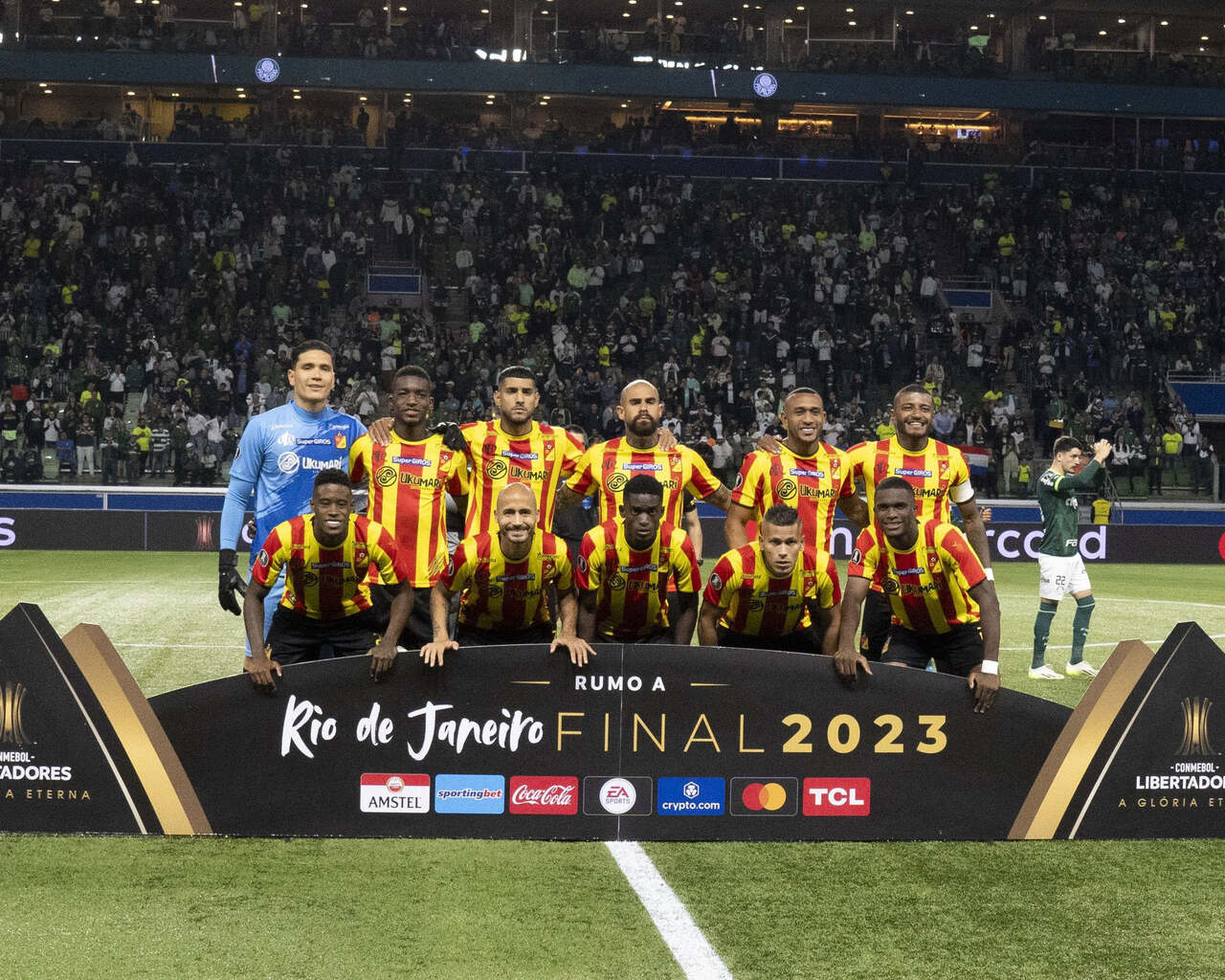 Jogadores do Deportivo Pereira perfilados antes de uma partida pela Copa Libertadores