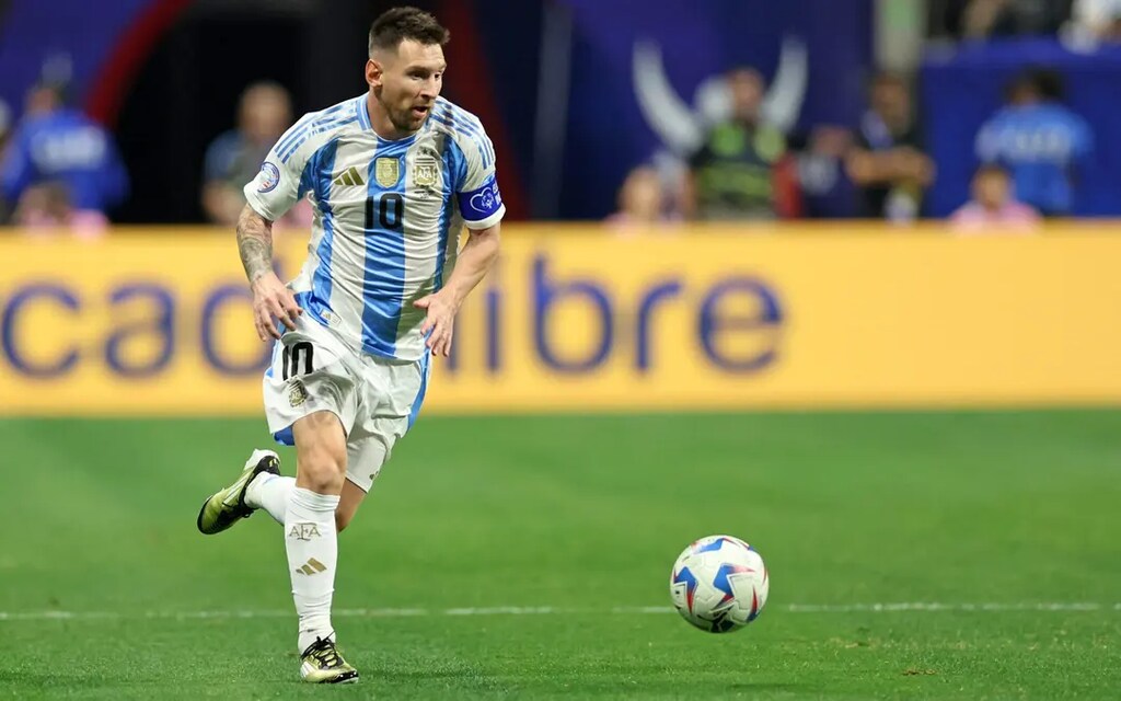 Lionel Messi jogando pela Argentina, fato que contribuiu para o aumento das suas estatísticas