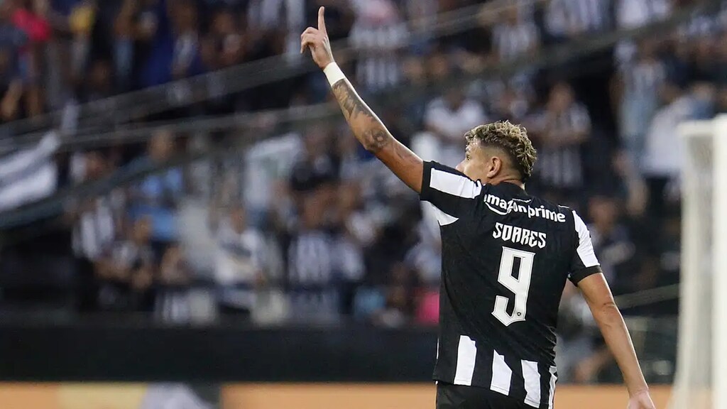 tiquinho com a camisa do botafogo em campo. as estatisticas de tiquinhos soares sao umas das melhores do botafogo em 2023