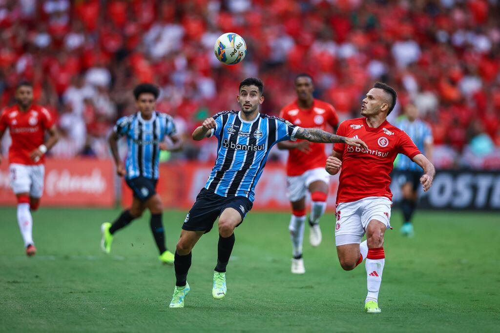 jogadores do gremio e inter diputam a bola. O futebol é o principal lugar nas apostas high stakes