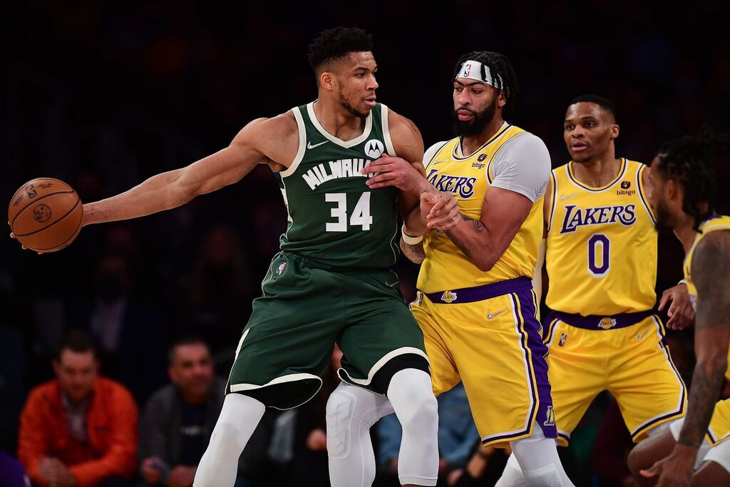 atletas do lakers e bucks disputando entre si. O basquete é um dos melhores esportes para apostas high stakes