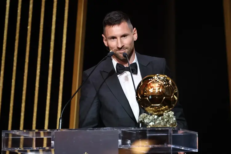 Jogador Lionel Messi em cerimonia de recebimento da Bola de Ouro