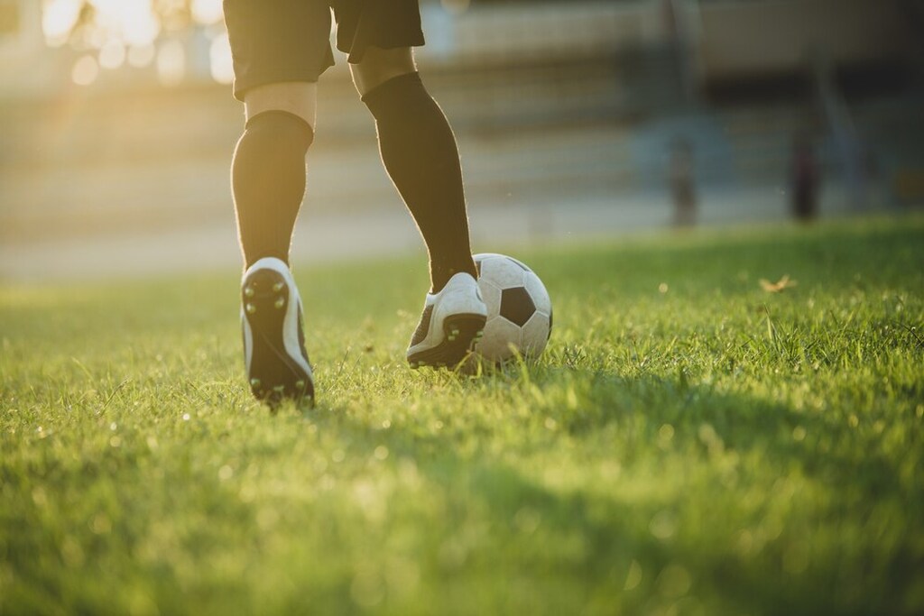 jogador que sabe o melhor site de aposta de jogo de futebol prestes a chutar uma bola em campo