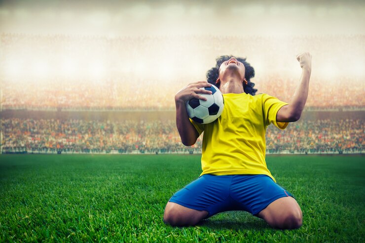 Pessoa em campo comemorando com uma bola em mãos