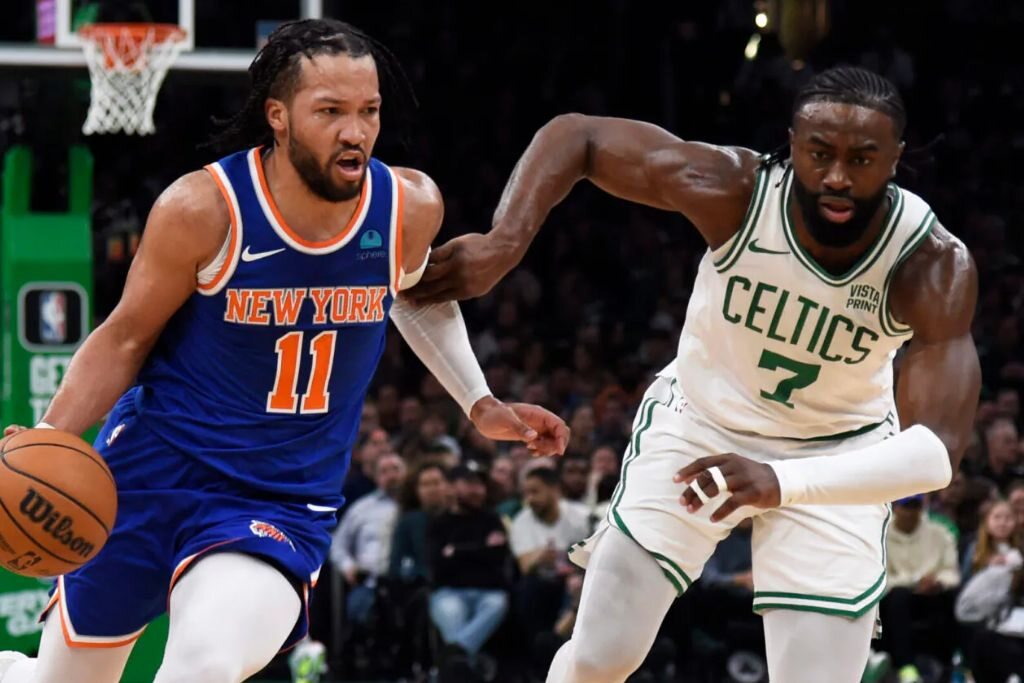 dois jogadores de basquete na quadra. as apostas round robin podem ser usadas nesse esporte