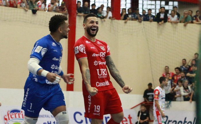 Jogadores de futsal do Atlantico comemorando gols no jogo da LNF