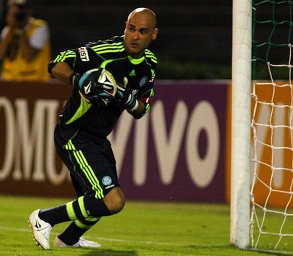 Ex-goleiro Marcos, vestindo uniforme preto com detalhes verdes, do Palmeiras, durante partida de futebol.