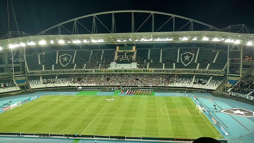 Estádio do Botafogo visto do alta da arquibancada, com visão para o outro lado cheio de gente.