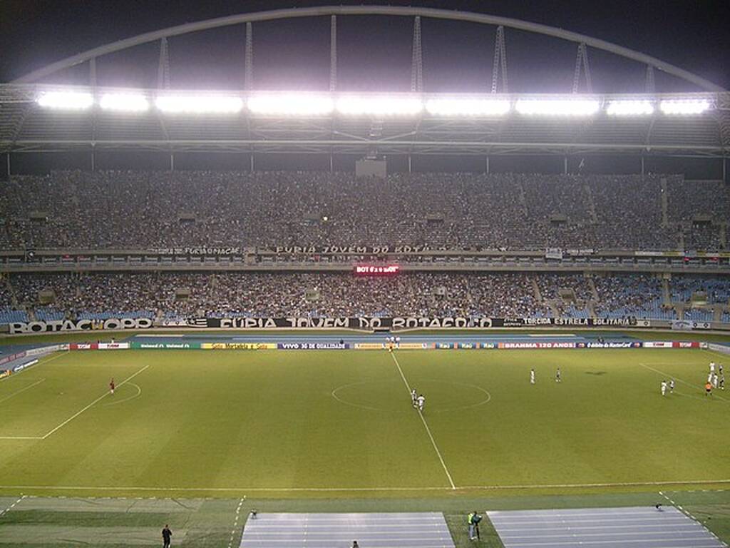 Visão completa do gramado do estádio, e do outro lado da arquibancada no estádio do Botafogo.