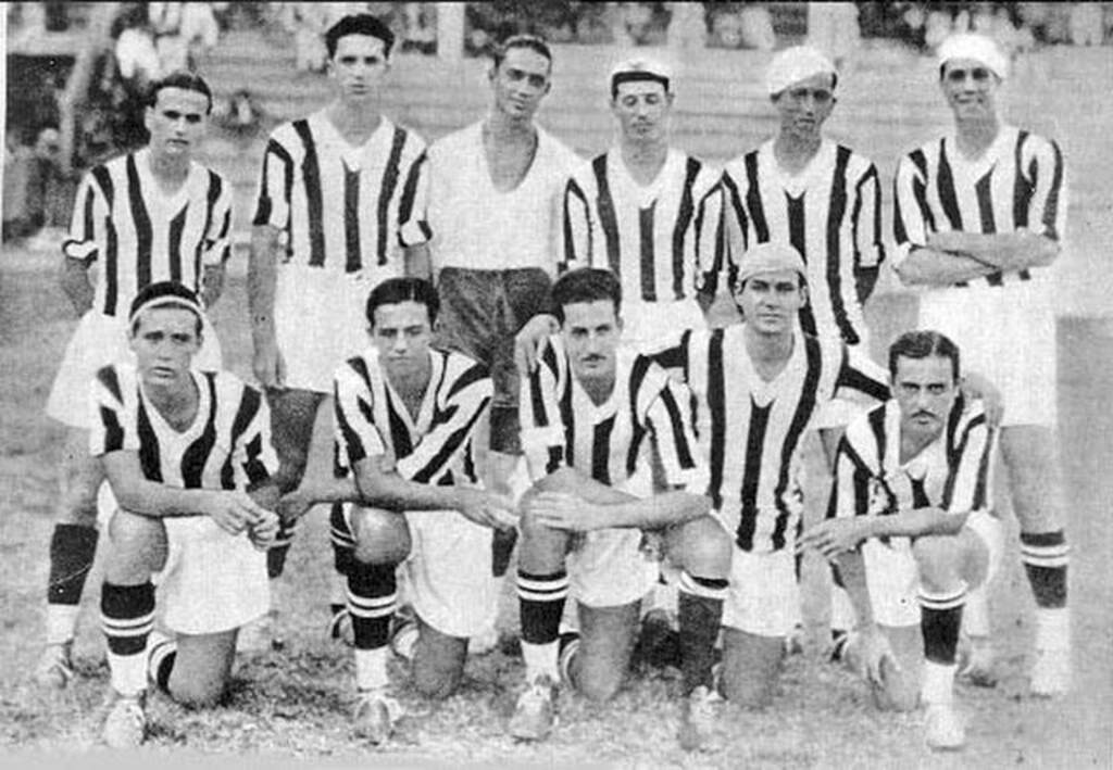 Jogadores antigos do Botafogo, posando para foto em preto e branco antes do começo da partida.