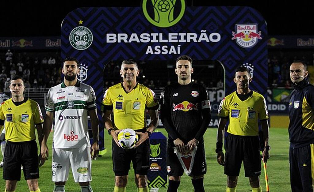 Capitães do Bragantino e do Coritiba ao lado da equipe de arbitragem antes do início da partida pelo Brasileirão.