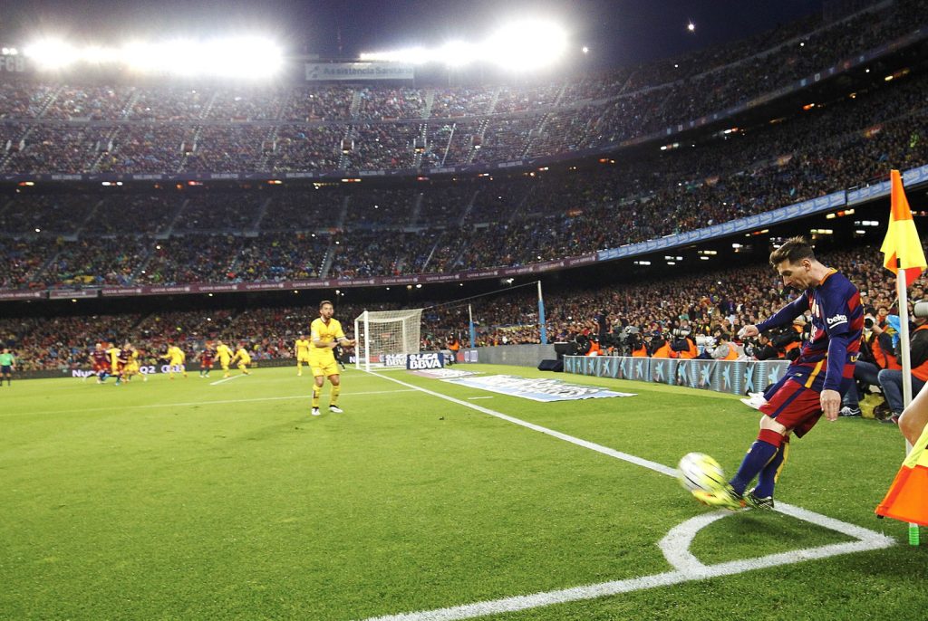 Jogador batendo escanteio em uma partida de futebol - Getty Images