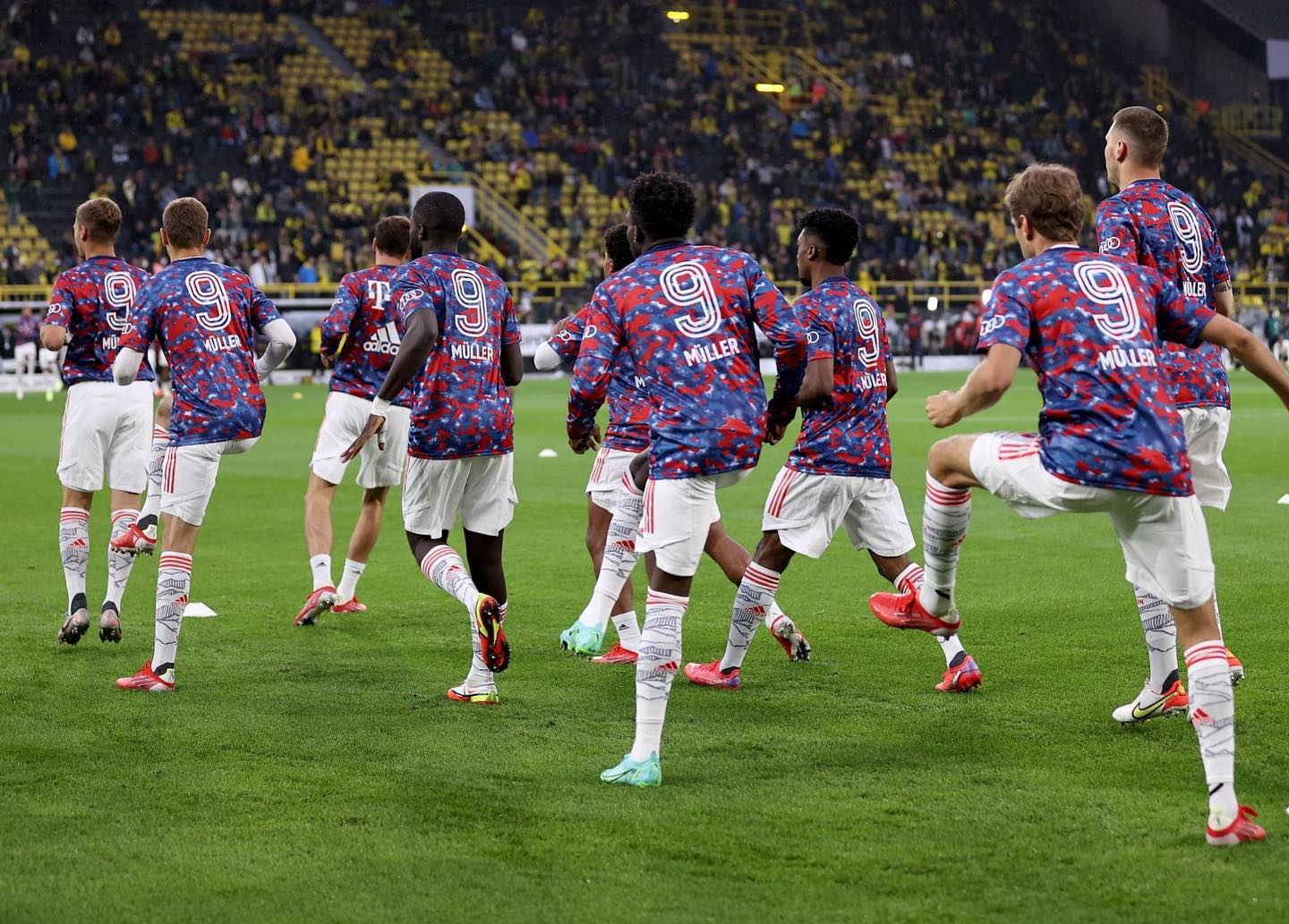 Jogadores do Bayern de Munique aquecendo em um pré-jogo - Getty Images 