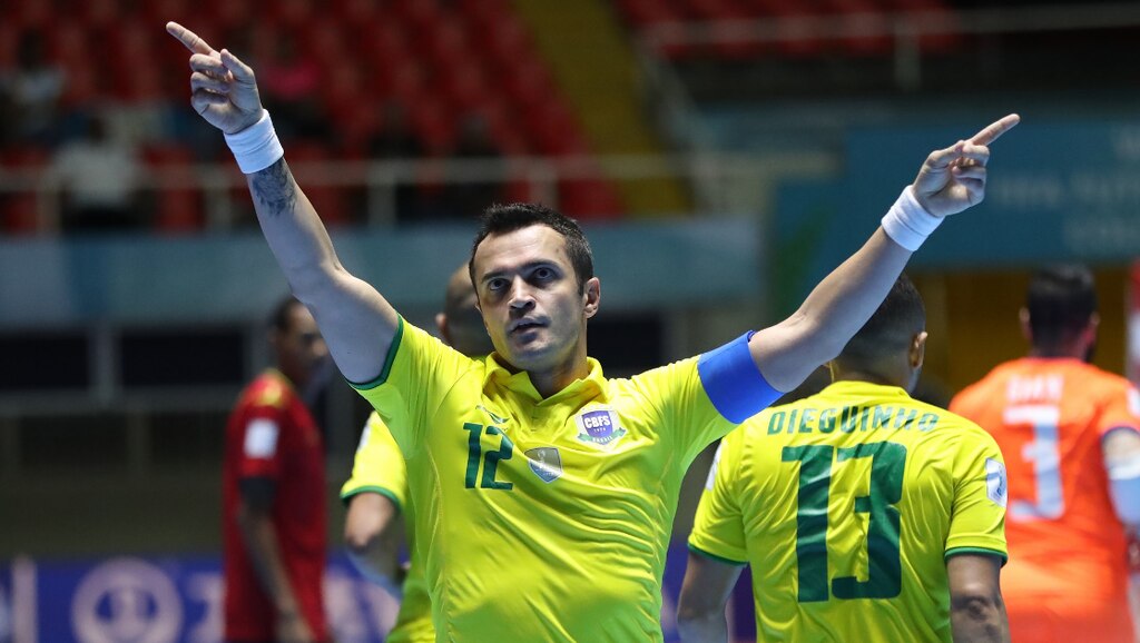 Jogador de futsal Falcão comemorando um gol