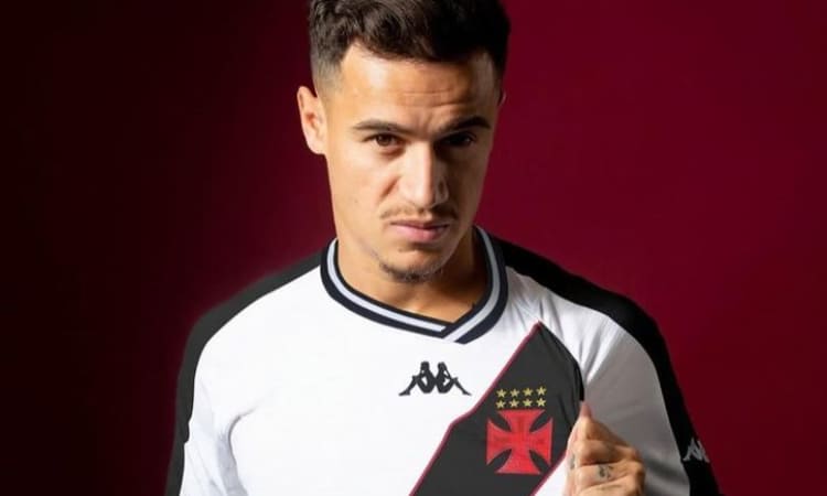 Philippe Coutinho com a camisa do vasco após ser contratado na janela de transferência