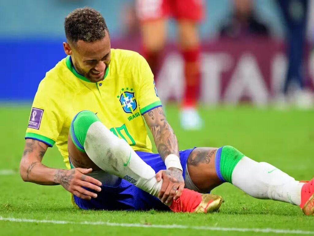 Neymar com dor no tornozelo em partida das Eliminatórias