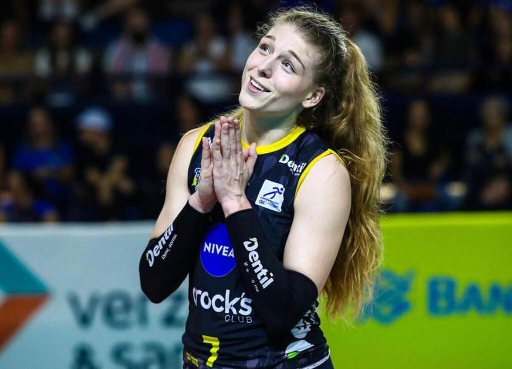 Sofya Kusnetsova, uma das maiores pontuadoras da superliga feminina 2024, em quadra