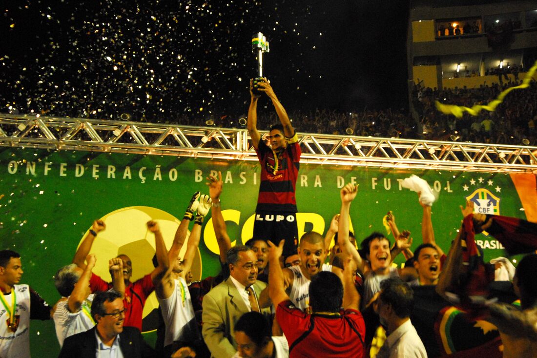 Jogadores do Sport levantando a taça de campeão do campeonato