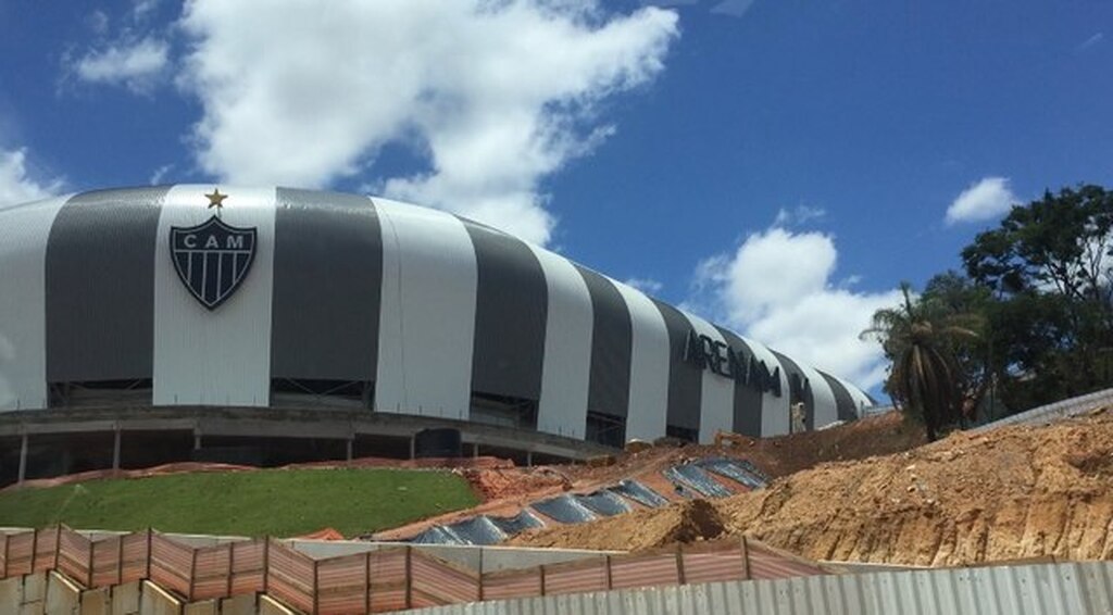 Arena MRV, com escudo e cores do Atlético-MG, durante período de obras.