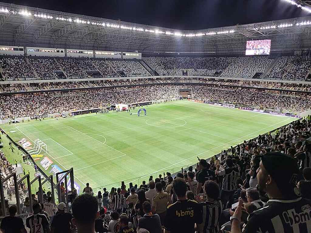 Estádio do Atlético-MG visto do alto da arquibancada, com visão para todo o campo e pate das cadeiras lotadas.