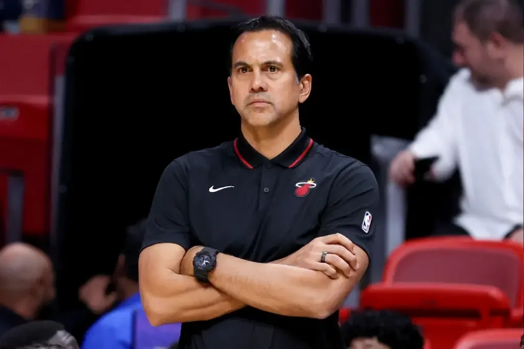 Erik Spoelstra assistindo jogo de basquete em quadra