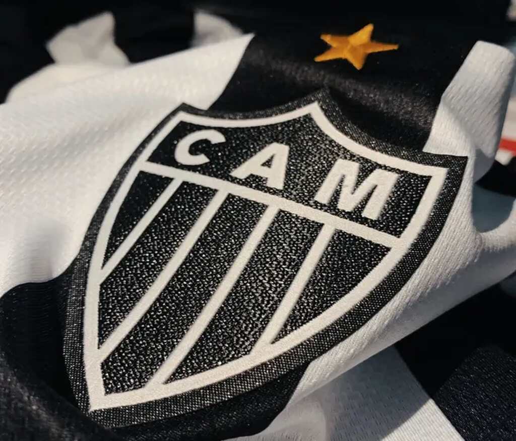 Camisa do Atlético-MG com escudo do time bordado no peito.