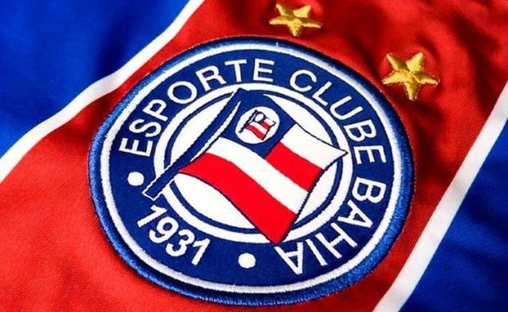 Escudo do Bahia bordado em camisa vermelha, azul e branca do time.