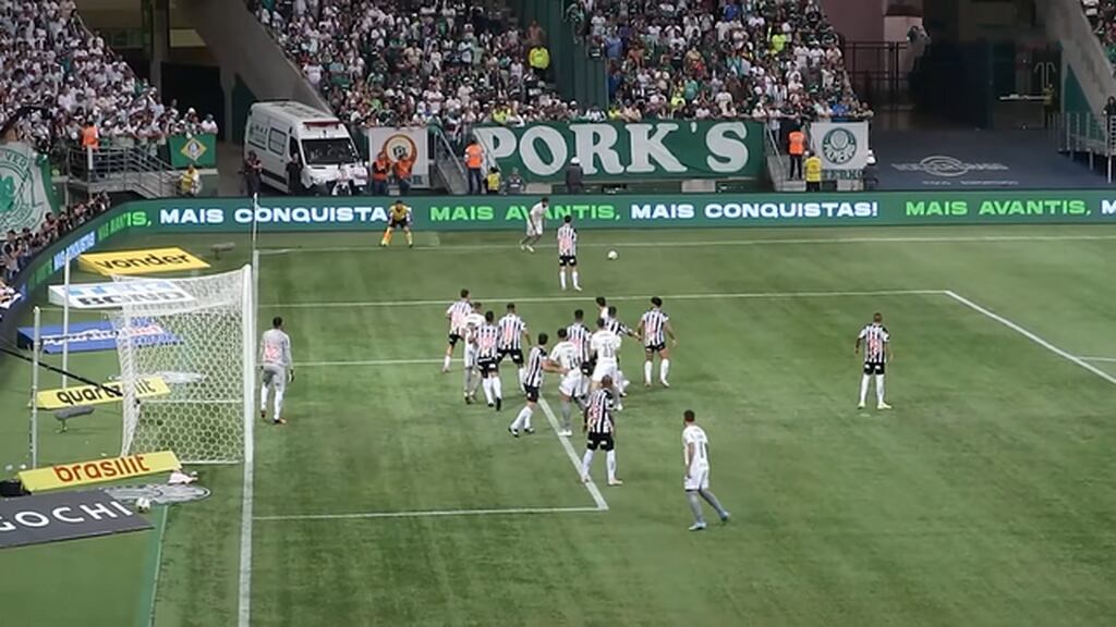 Cobrança de falta na parte lateral do campo, com jogadores dentro da grande área durante jogo do Atlético-MG.