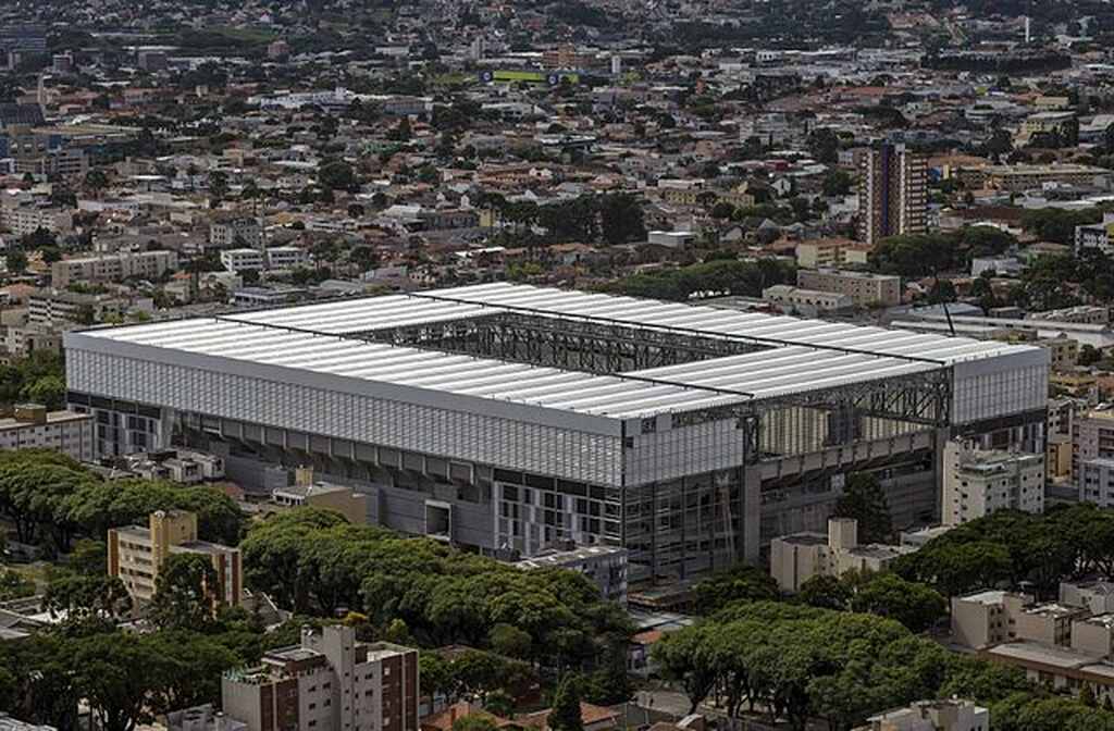 Estádio do Athlético Paranense visto do alto, no meio da cidade de Curitiba.