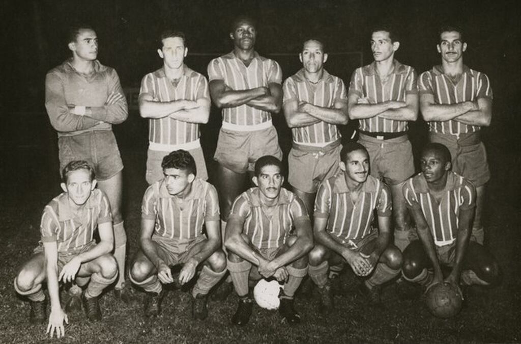 Equipe do Bahia, em preto e branco, posando para foto antes do ício do jogo.