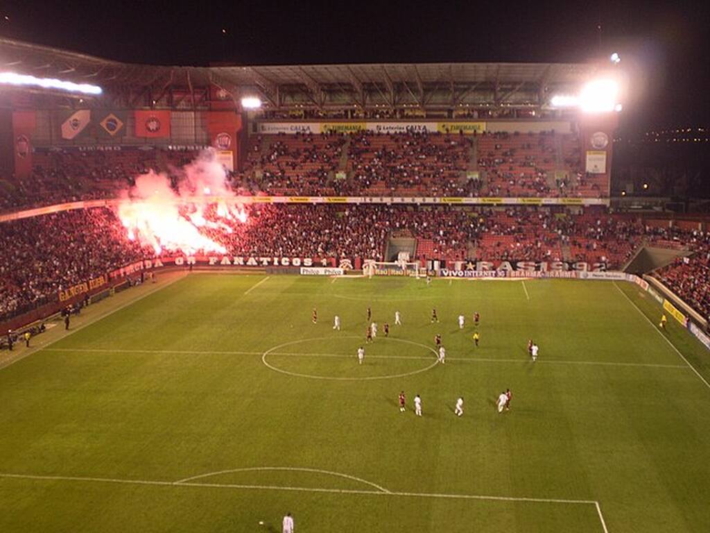 Visão de partida do Athlético PR, do alto do campo, com vista para as arquibancadas do estádio.